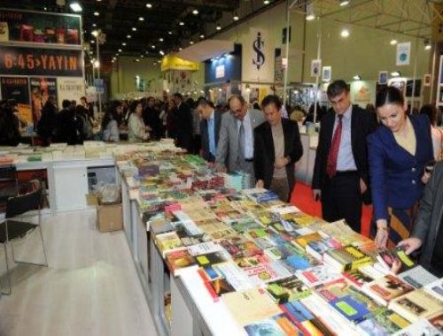 Başkan Yazıcı  Mesai Arkadaşlarına Kitap Hediye Etti